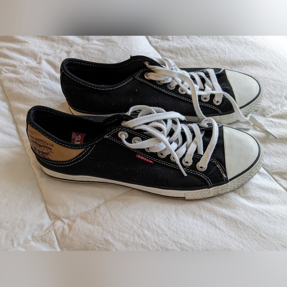 Men's Levi's Shoes size 9 look like Converse